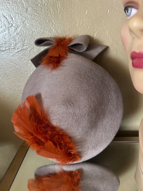 MARVELOUS 1950\'s TAUPE FELT HAT + BACK BOW & RUST FEATHER TRIM main image 9